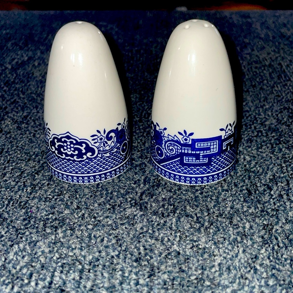 Blue Williow Churchill England salt and pepper shakers